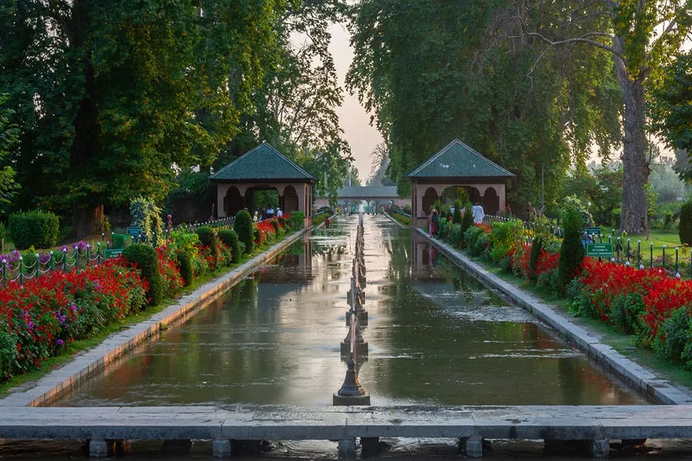 Relaxing Kashmir Houseboat Stay - Shalimar Gardens Relaxing Holiday Kashmir Package